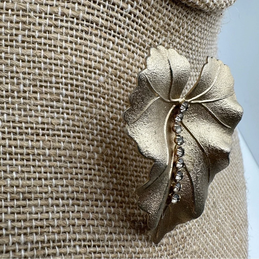 Vintage Brooch Pin Brushed Textured Gold Tone Leaf Crystal Rhinestones Judy Lee